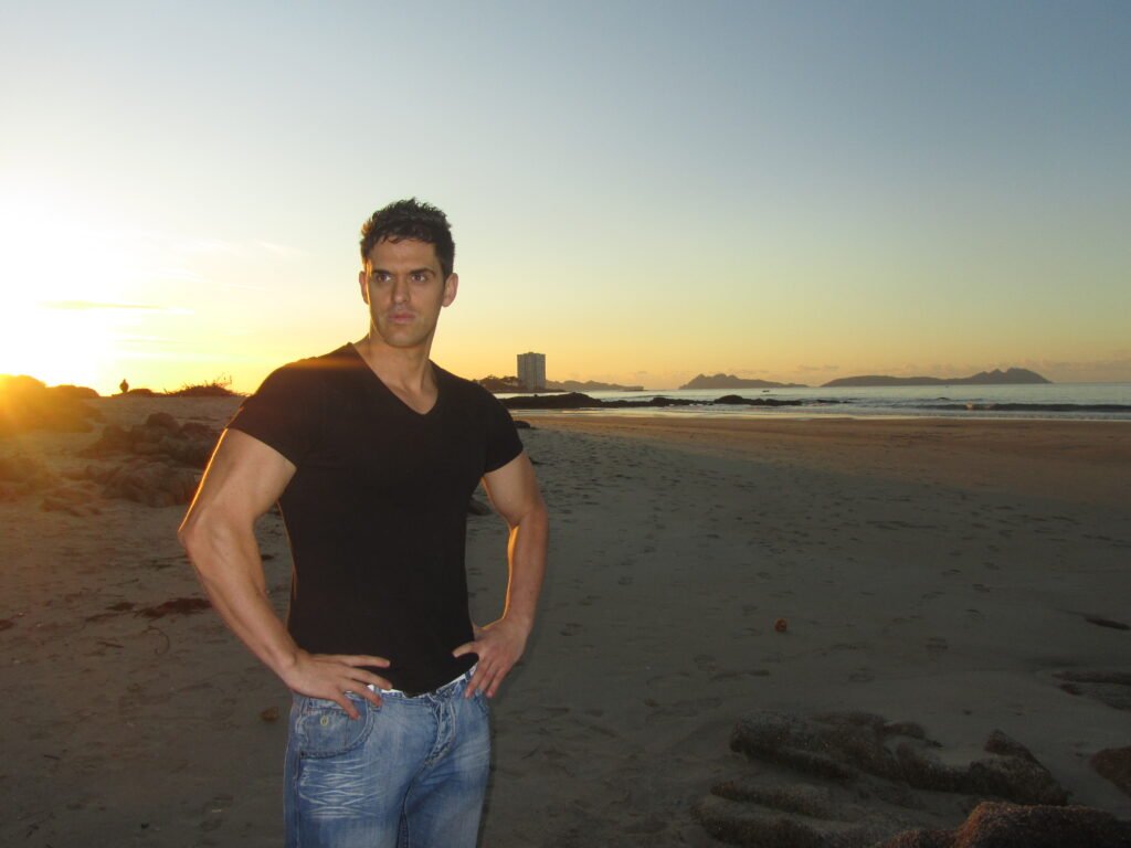 Borja Rivas entrenador personal en Vigo posando en playa del litoral vigués