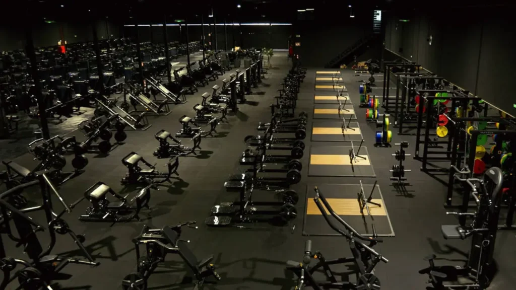 ejemplo de un mega centro de entrenamiento en forma de gimnasio