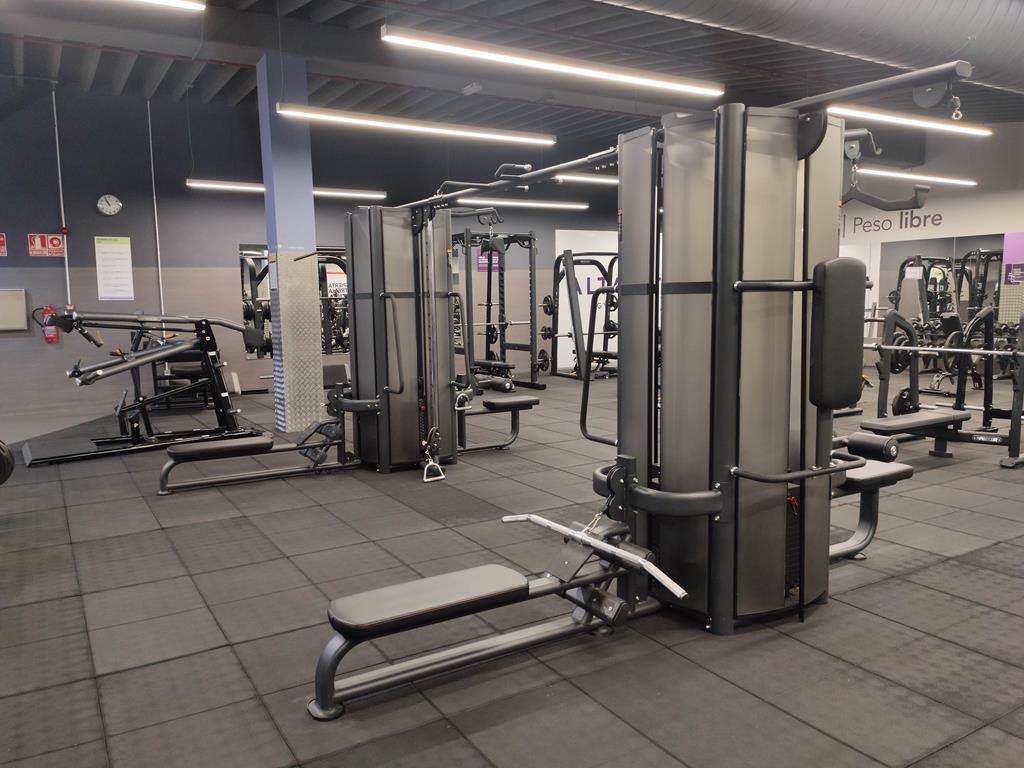 Sala de musculación del gimnasio ALTA FIT en Vigo