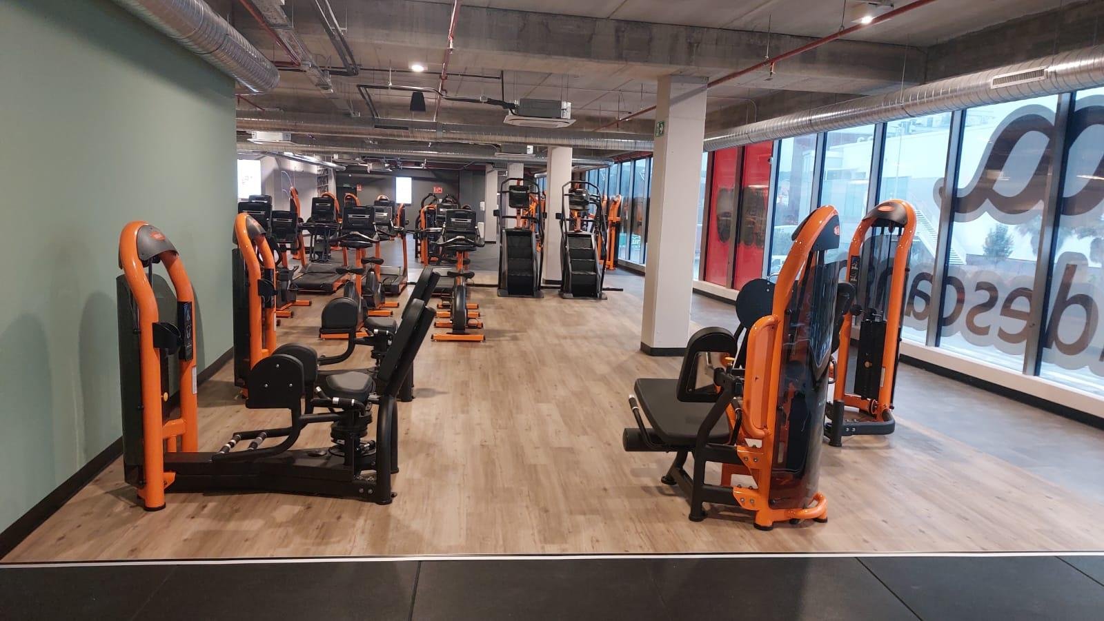 Una de las salas de musculación del gimnasio BASIC FIT en Vigo