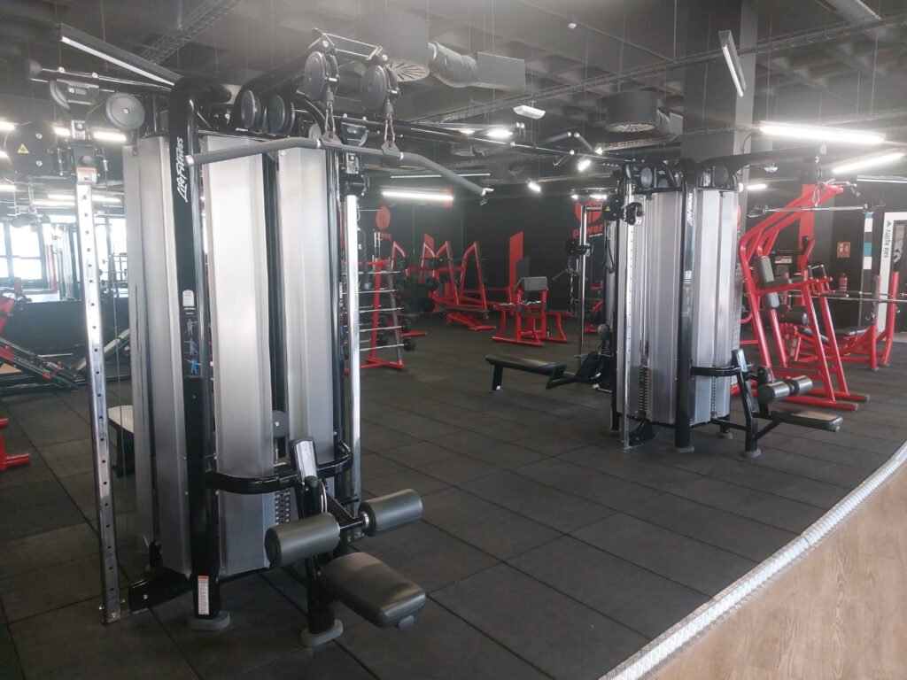 Sala de musculación del gimnasio SYNERGYM en Vigo