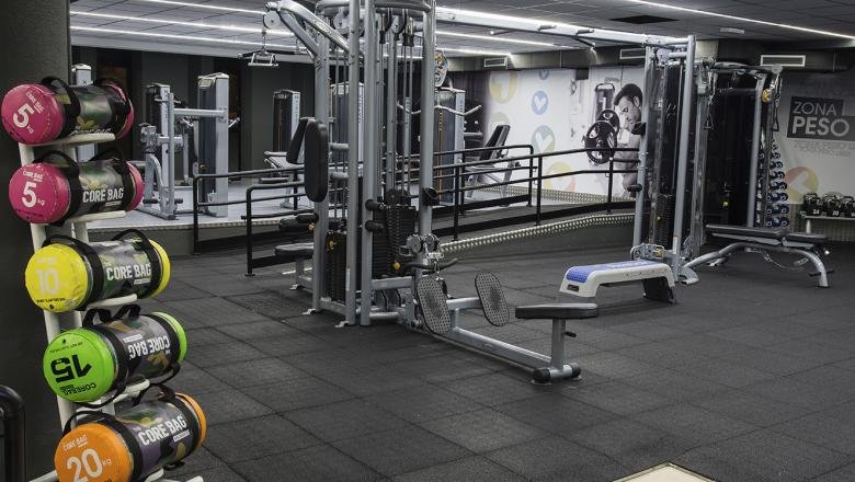 Una de las salas de musculación del gimnasio VIVA GYM en Vigo