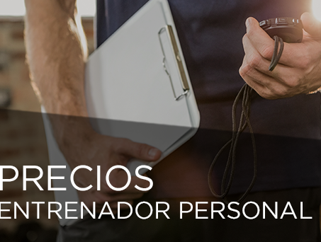 entrenador con cronometro en mano derecha y bloc de notas sujeto con el brazo derecho