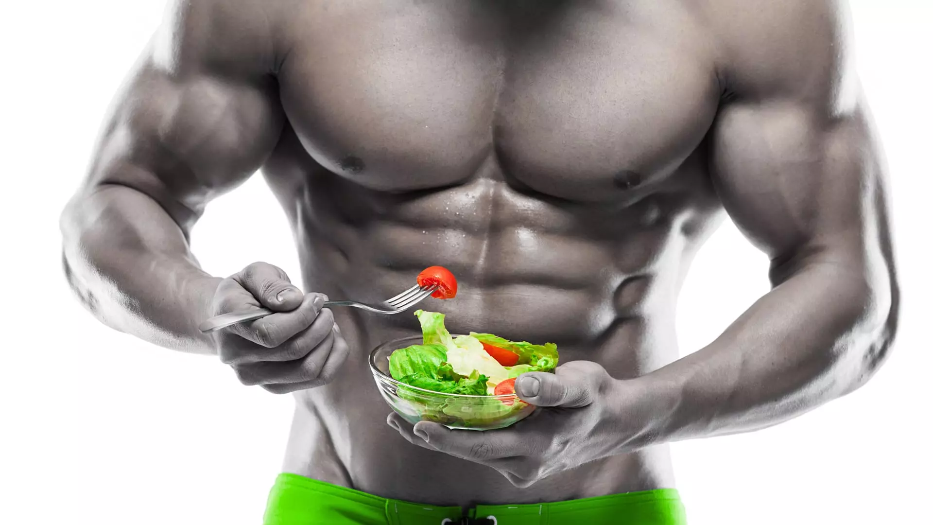 torso de hombre con cuerpo culturista que con su mano izquierda aguanta un recipiente llevan de vegetales y con la mano derecha recoge con su tenedor un bocado de ensalada