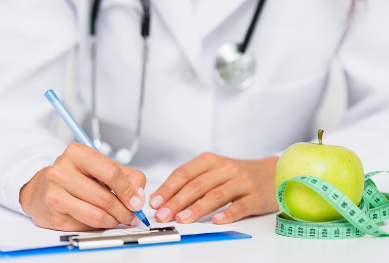 medico endocrino creando dieta a cliente