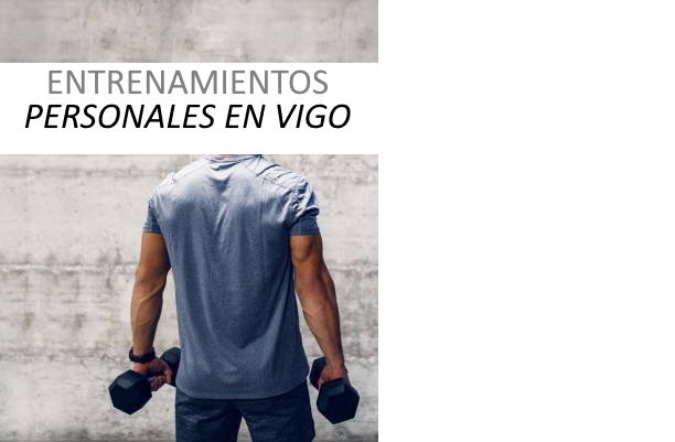 hombre de espaldas que sujeta dos mancuernas una en cada mano y viste camiseta azul y pantalón oscuro