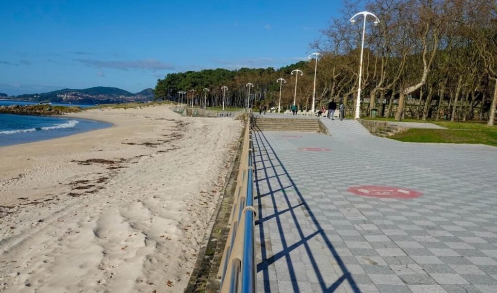 paseo de la playa SAMIL situado en la periferia inmediata de la ciudad de Vigo