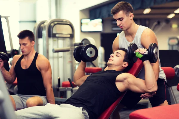 tres GYMBRO entrenando a la vez en un gimnasio