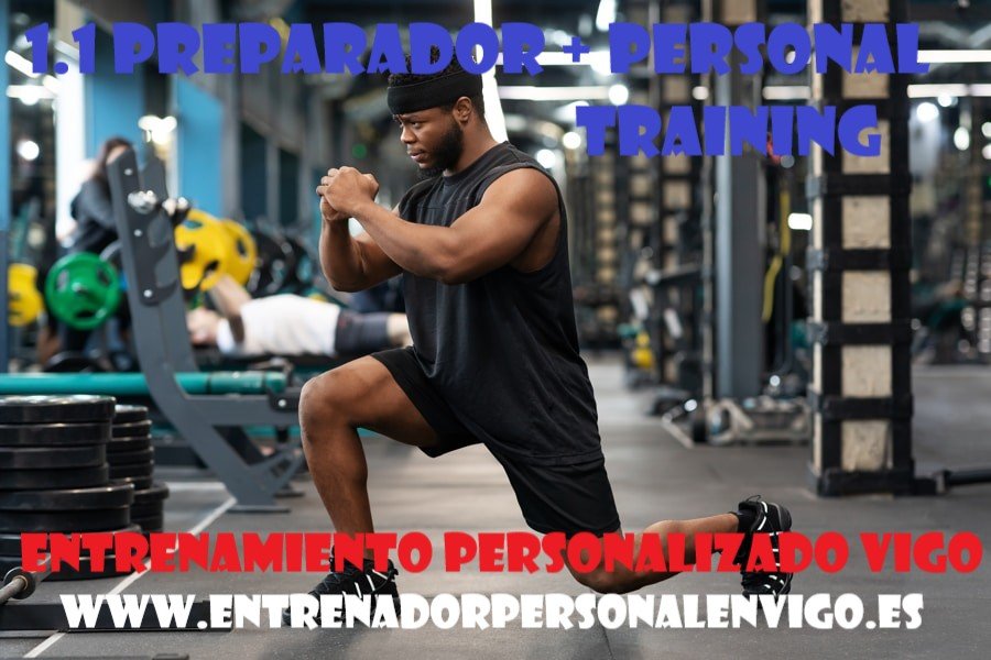 cliente de gimnasio haciendo zancadas sin peso en un centro de entrenamiento
