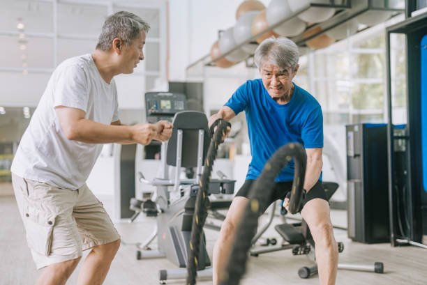 dos señores de mas de 60 años entrenando en el gimnasio