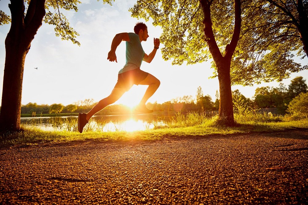 hombre corre a gran velocidad por un parque en la naturaleza