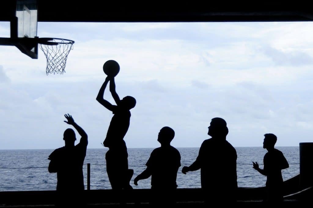 grupo de amigos celebrando una despedida de soltero en Vigo con un partido de baloncesto