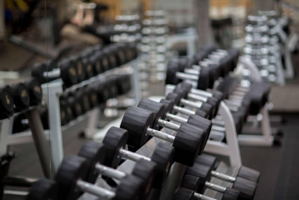 mancuernero con todo tipo de pesos en el gimnasio