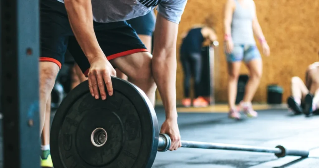 usuarios de gimnasio entrenando a la vez