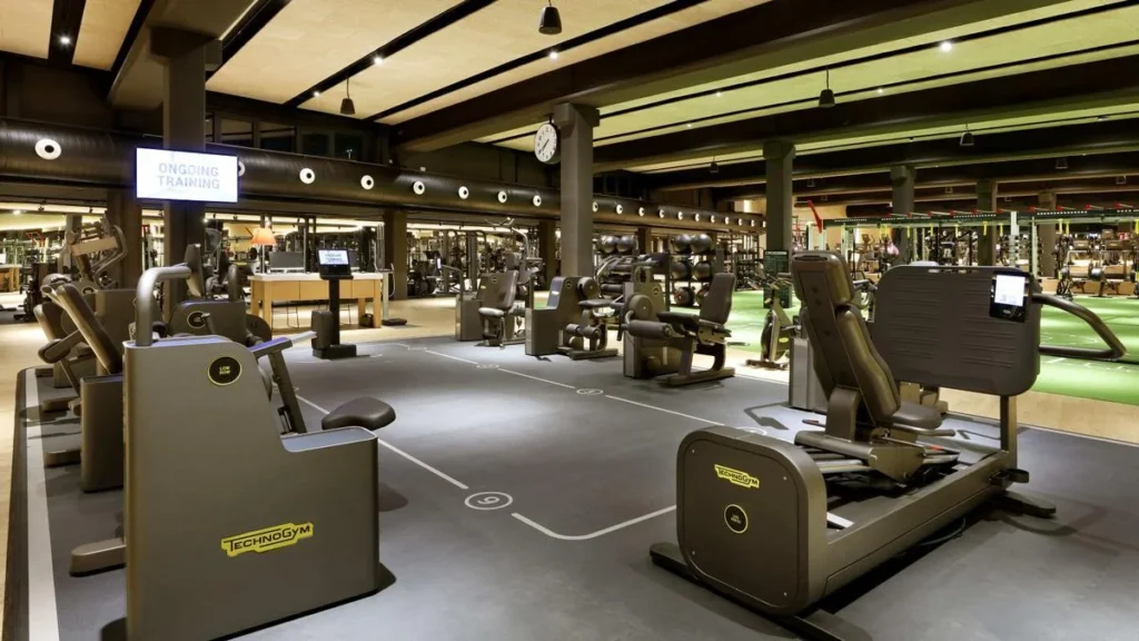 sala de musculación y maquinas cardio en gimnasio METROPOLITAN de Vigo