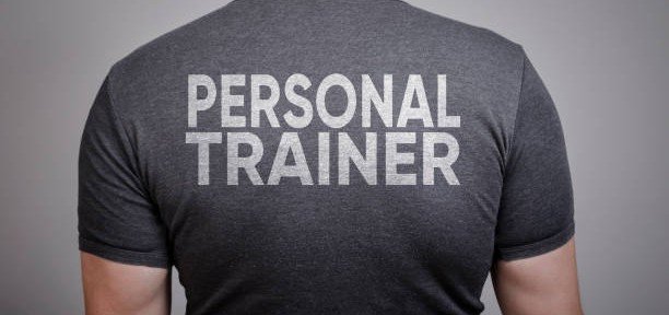 entrenador personal de espaldas con camiseta gris