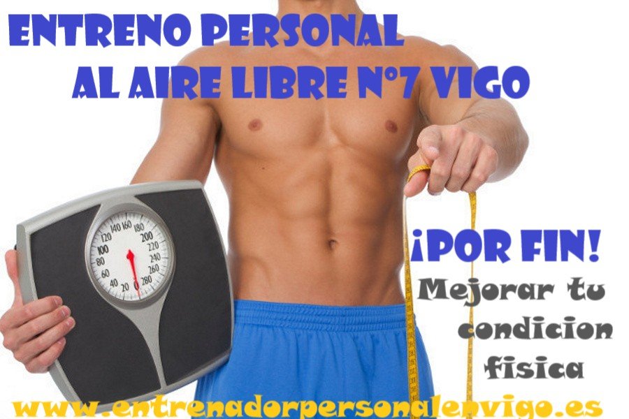 hombre con bañador azul agarra con su brazo derecho una bascula y eleva frontalmente una conta métrica amarilla con su mano derecha