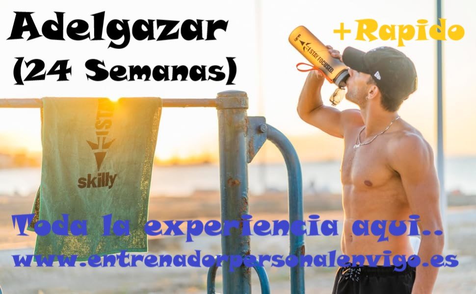 hombre con el torso al descubierto y gorra agarra un botellín de agua para beber