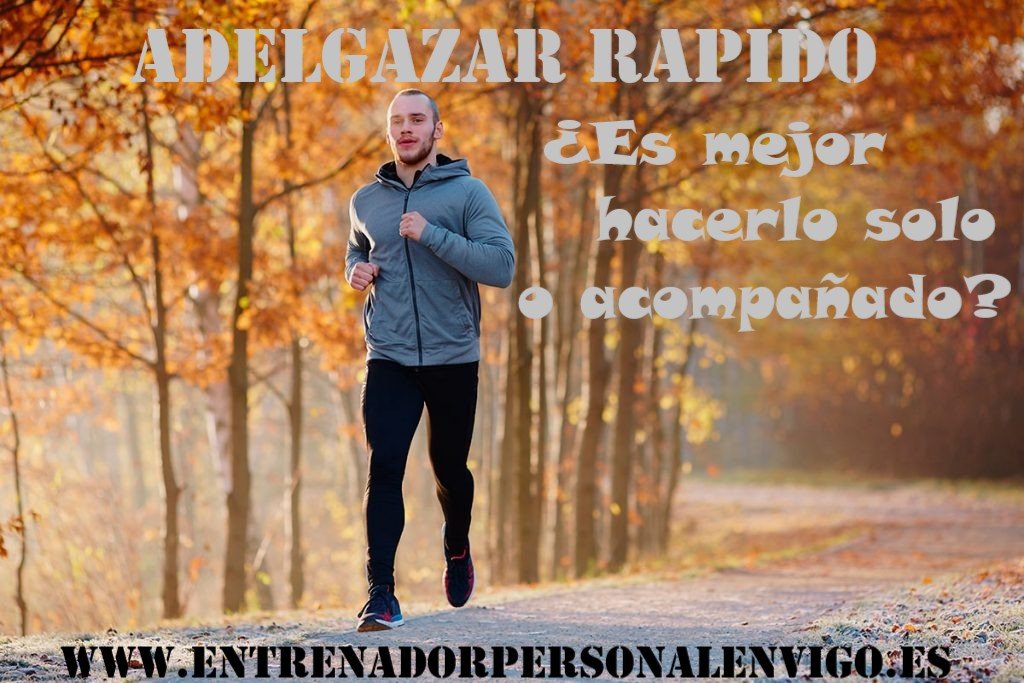 hombre corriendo por un paseo lleno de arboles situados a su izquierda
