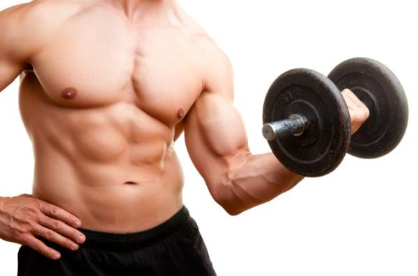 usuario de gimnasio levanta una mancuerna con su brazo derecho mientras apoya su mano derecha en su cintura