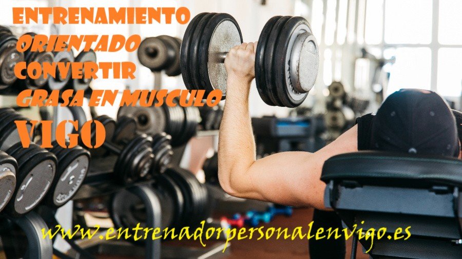 hombre haciendo press con mancuernas tumbado para el pectoral en el gimnasio