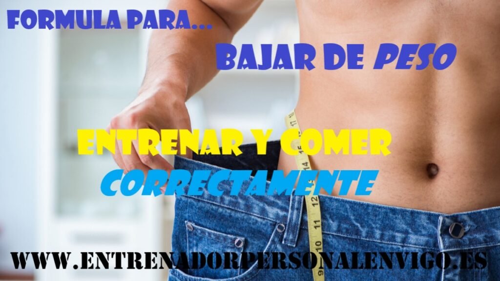 hombre con torso al descubierto y pantalón vaquero azul mide su cintura con una cinta métrica amarilla