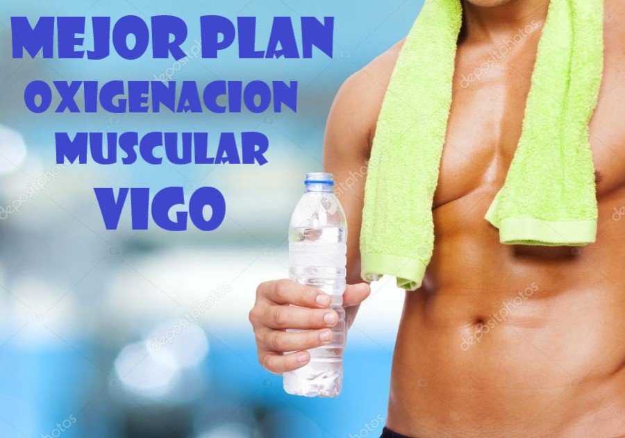 hombre con torso al descubierto y toalla amarilla sobre los hombros porta una botella de agua 