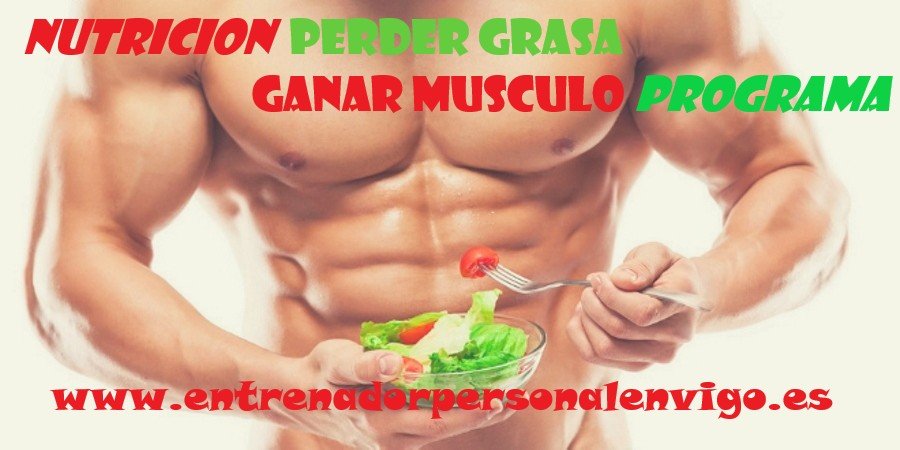 culturista con el torso al descubierto cogiendo con tenedor vegetales de un cuenco transparente 