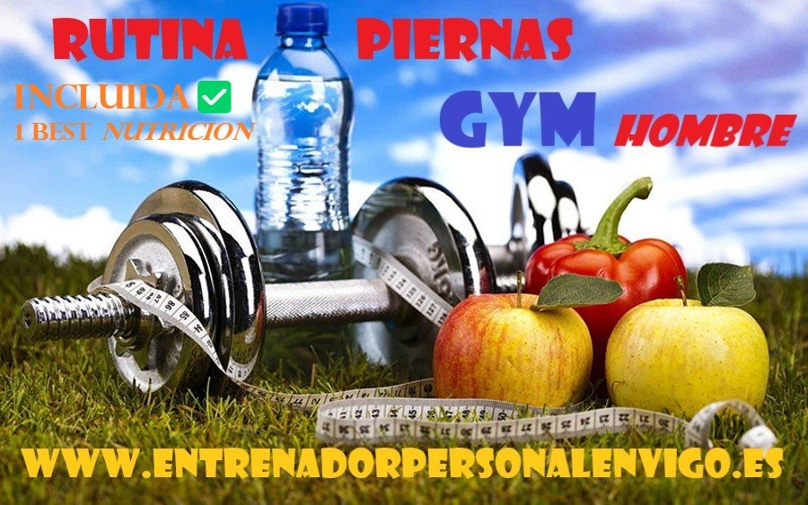 una botella de agua, dos manzanas, un pimiento rojo, uan botella y una cinta métrica colocados todos ellos sobre hierba y un fondo de cielo azul