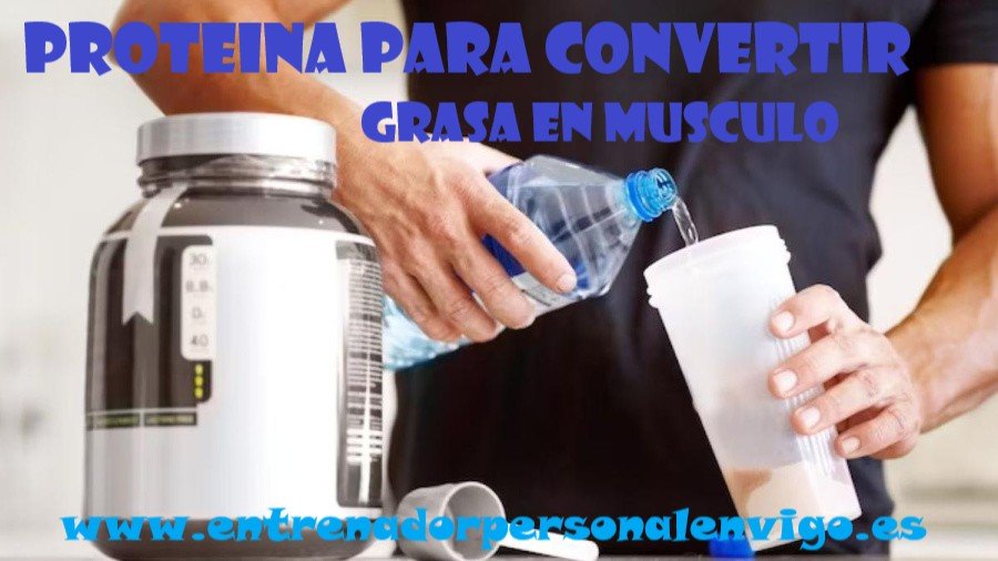 hombre hace un batido de proteína con agua mineral