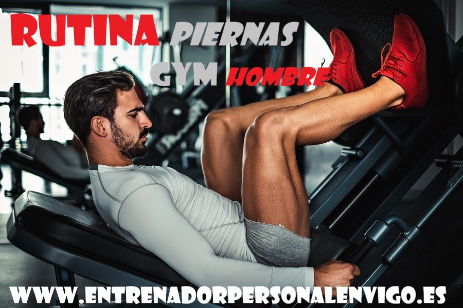 usuario de gimnasio con camiseta y pantalón gris así como zapatillas deportivas rojas dispuesto a realizar el ejercicio de  prensa de piernas