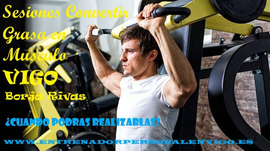 hombre en maquina de hombros haciendo un levantamiento en el gimnasio