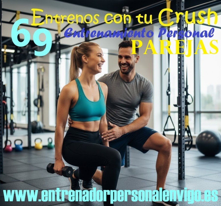 un hombre con camiseta gris ayuda a su pareja una mujer con TOP azul durante el ejercicio de zancadas en el gimnasio