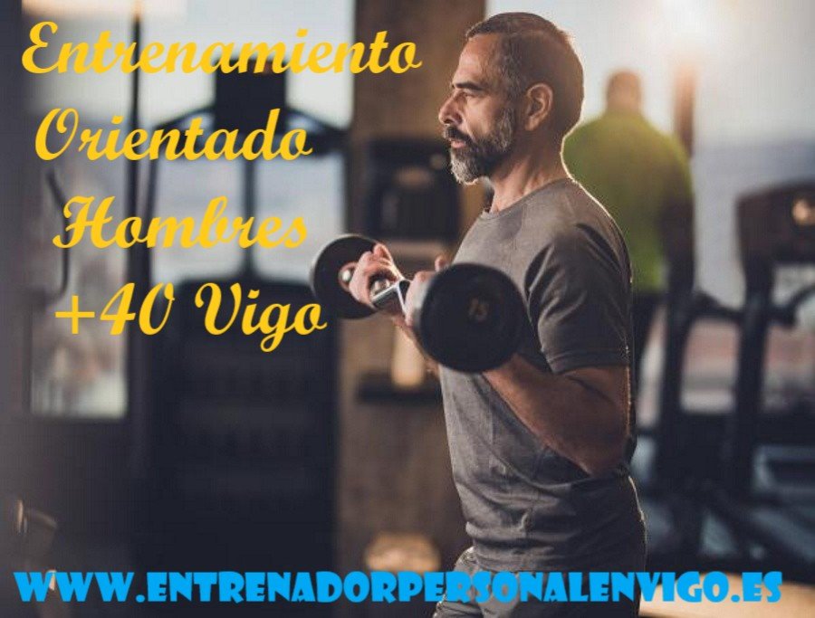 hombre mayor de 40 años realizando elevaciones alternas con mancuernas en un gimnasio 