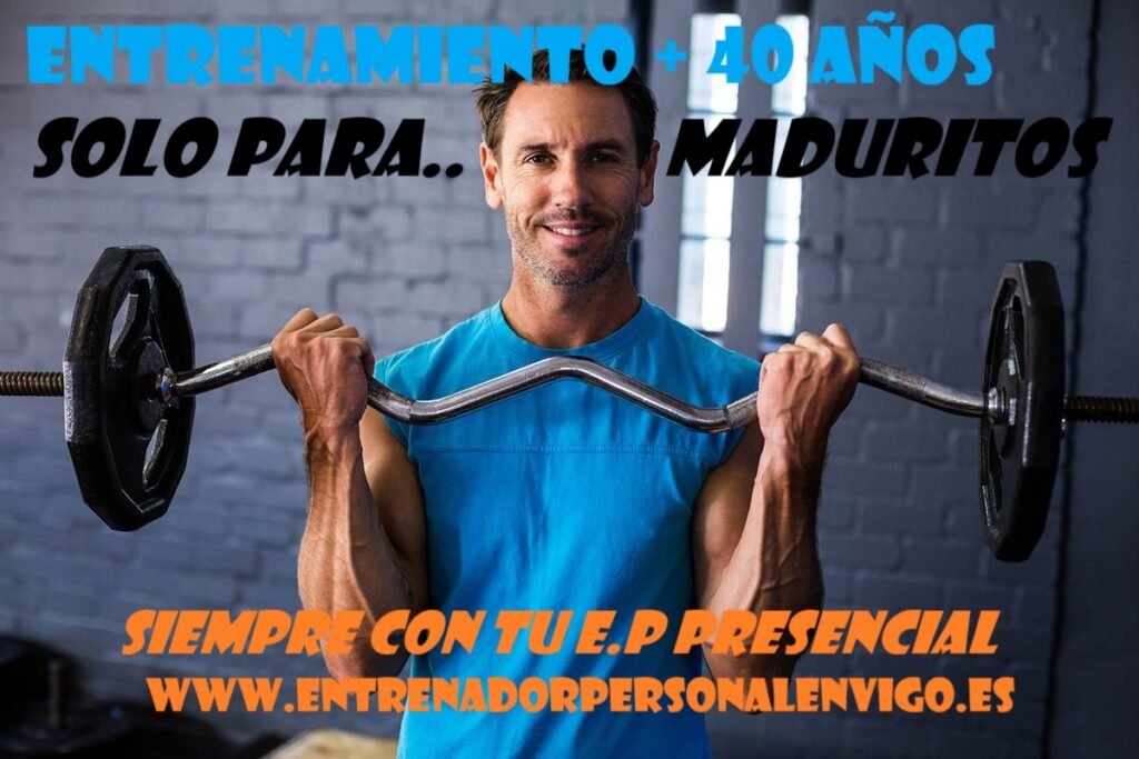 hombre de + de 40 años con camiseta azul realiza un levantamiento frontal de barra haciendo bíceps en el gimnasio