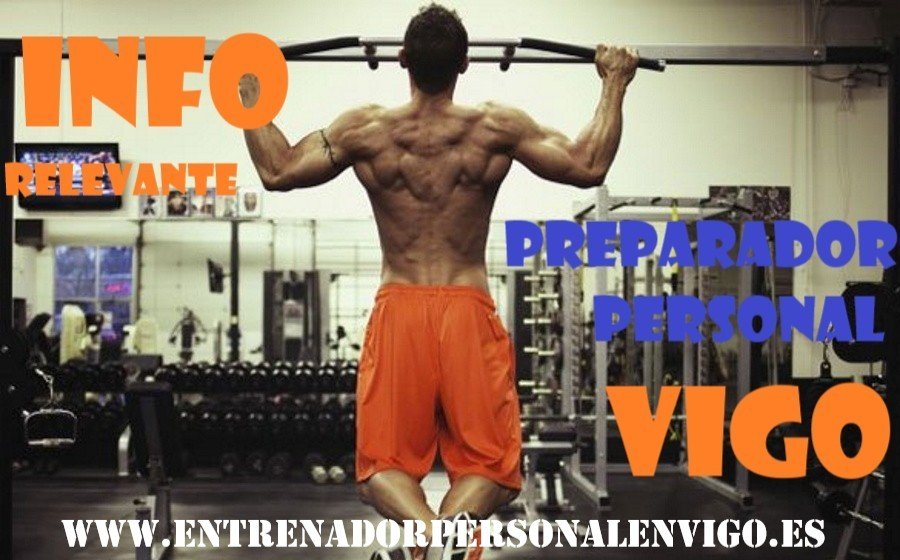 usuario de gimnasio sin camiseta de espaldas y con pantalón de deportes naranja realiza una serie de dominadas en barra