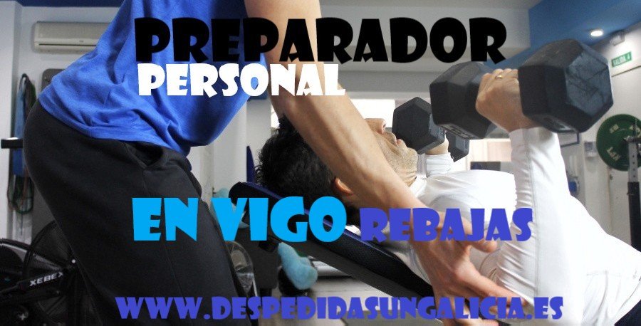 preparador ayuda a realizar una serie a un usuario de gimnasio