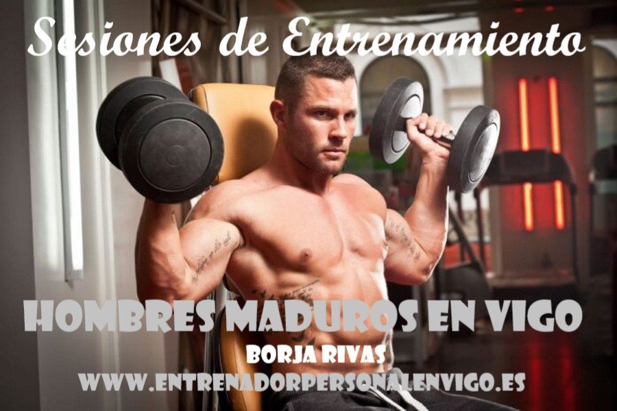 hombre musculado y sin camiseta esta a punto de realizar un press con mancuernas sentado