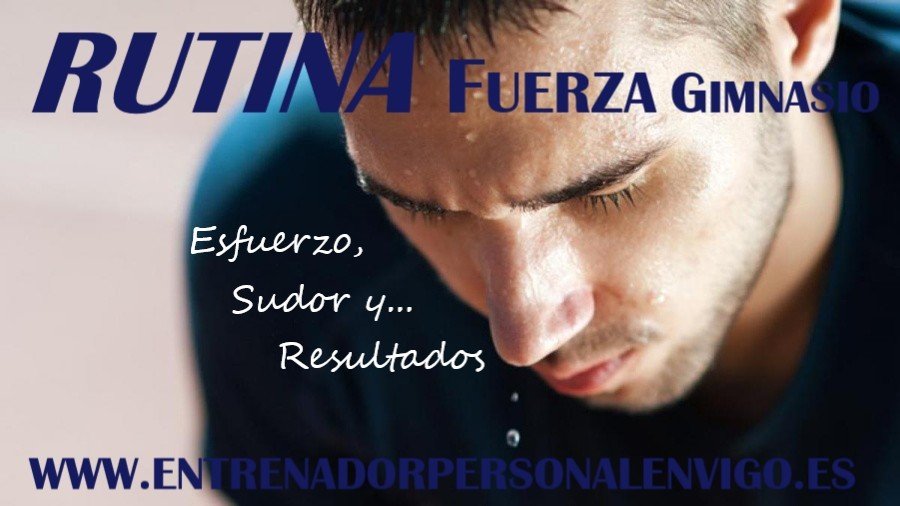 hombre cayéndole gota de sudor durante un entrenamiento en el gimnasio