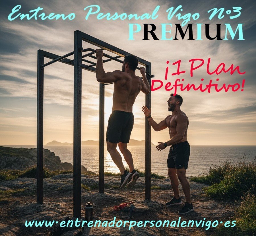 un hombre colgado de una barra al aire libre haciendo una dominada ejercicio ante la atenta mirada de su entrenador personal