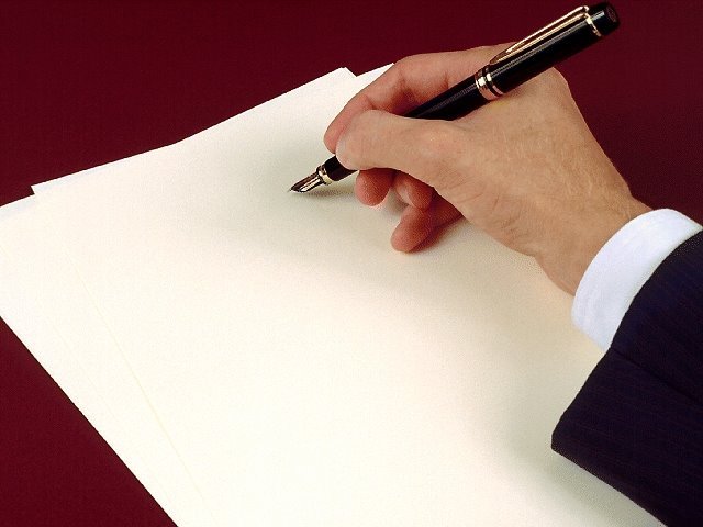 mano derecha con bolígrafo escribe sobre papel en blanco