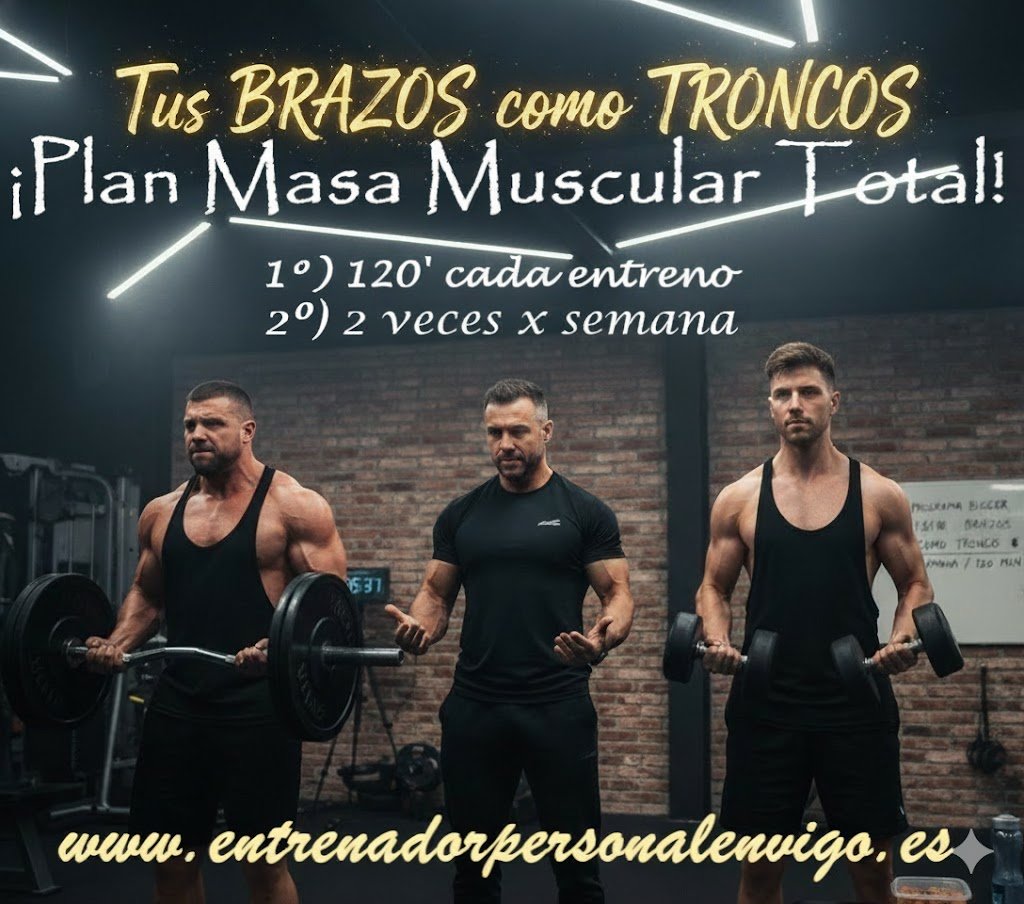 un hombre musculado a la izquierda y otro a la derecha de la imagen realizan un entrenamiento personalizado para brazos mientras en el centro se ve a un entrenador personal